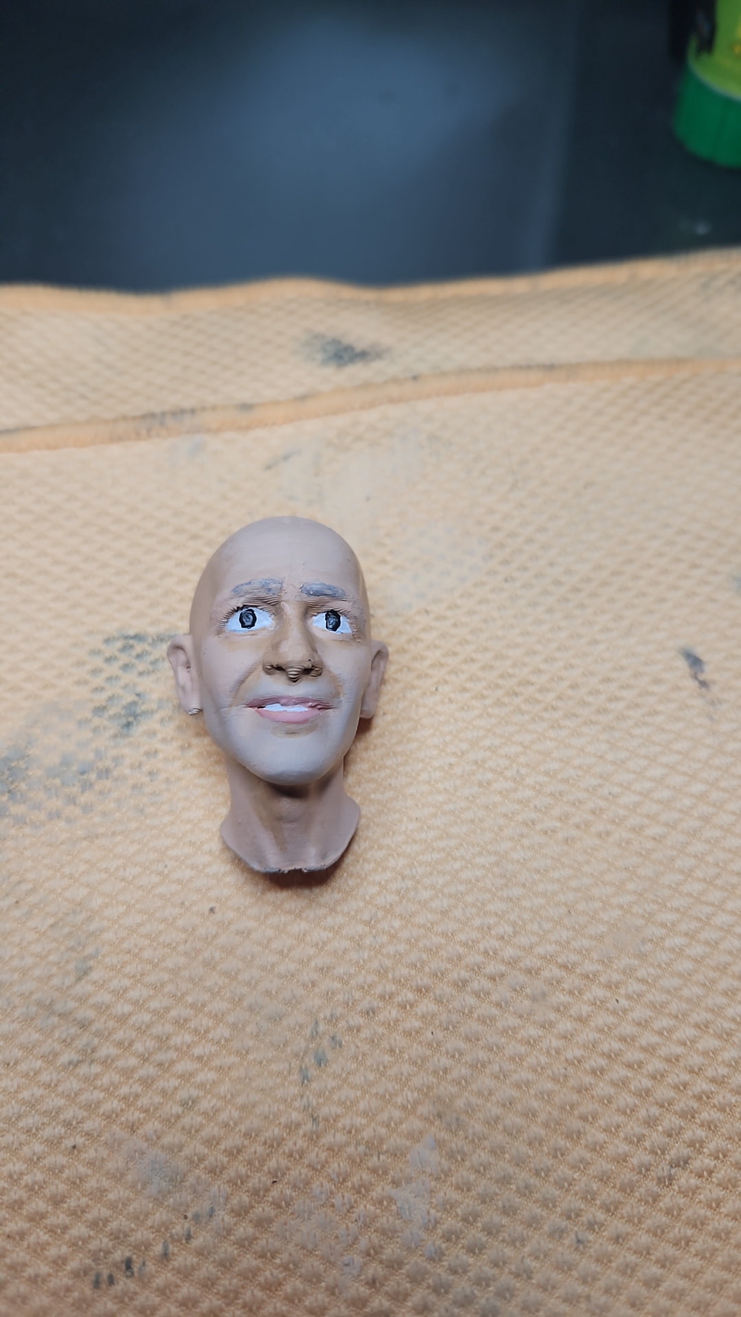 Cabeza de la figura de El petit racó pintada a mano