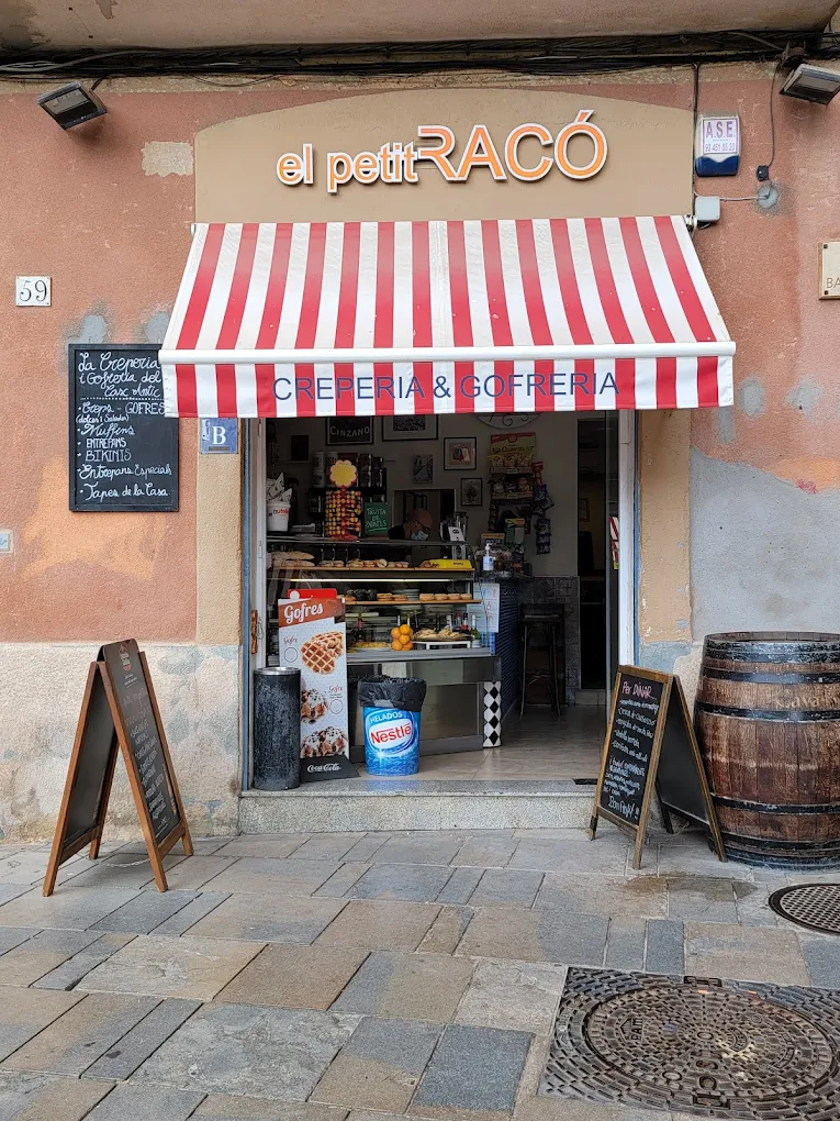Fachada original de la crepería y gofrería El petit racó