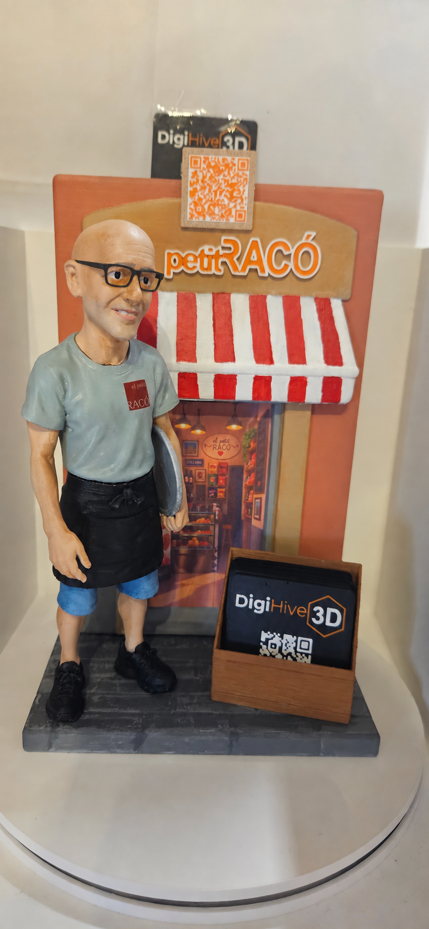 Escena final personalizada de El petit racó con figura, fachada y tarjetas con código QR