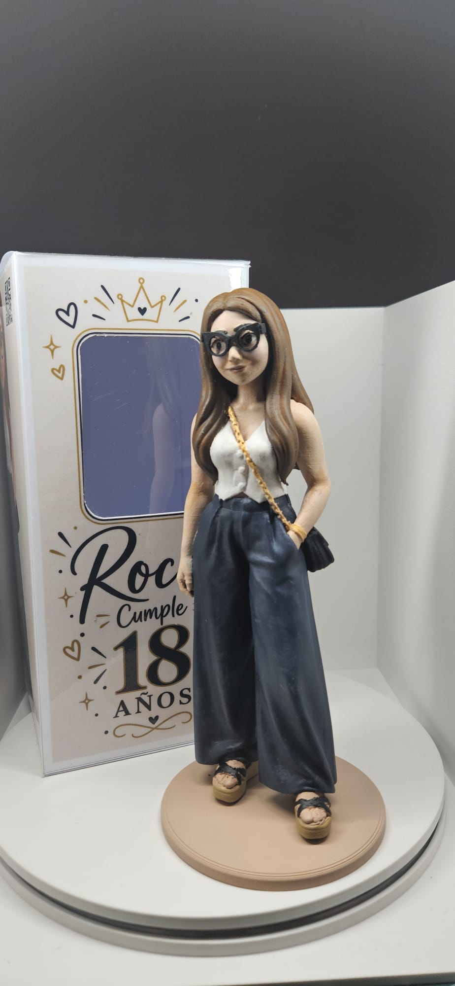 Figura de Rocío terminada, pintada a mano, junto a su caja de 18 cumpleaños