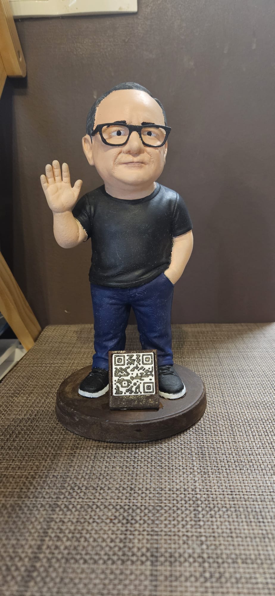 Figura mini yo terminada sobre base redonda con placa QR