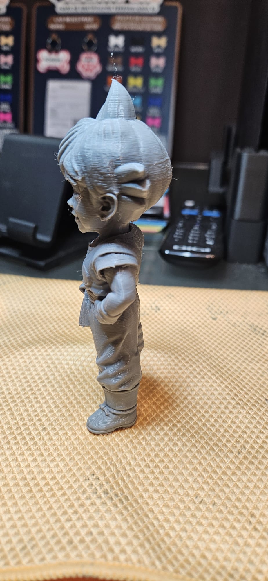 Figura recién impresa en 3D en gris, lista para el postprocesado