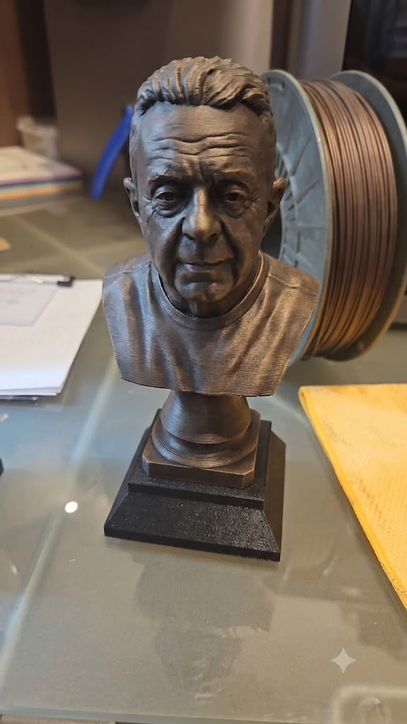 Busto impreso en 3D con acabado bronce sobre peana