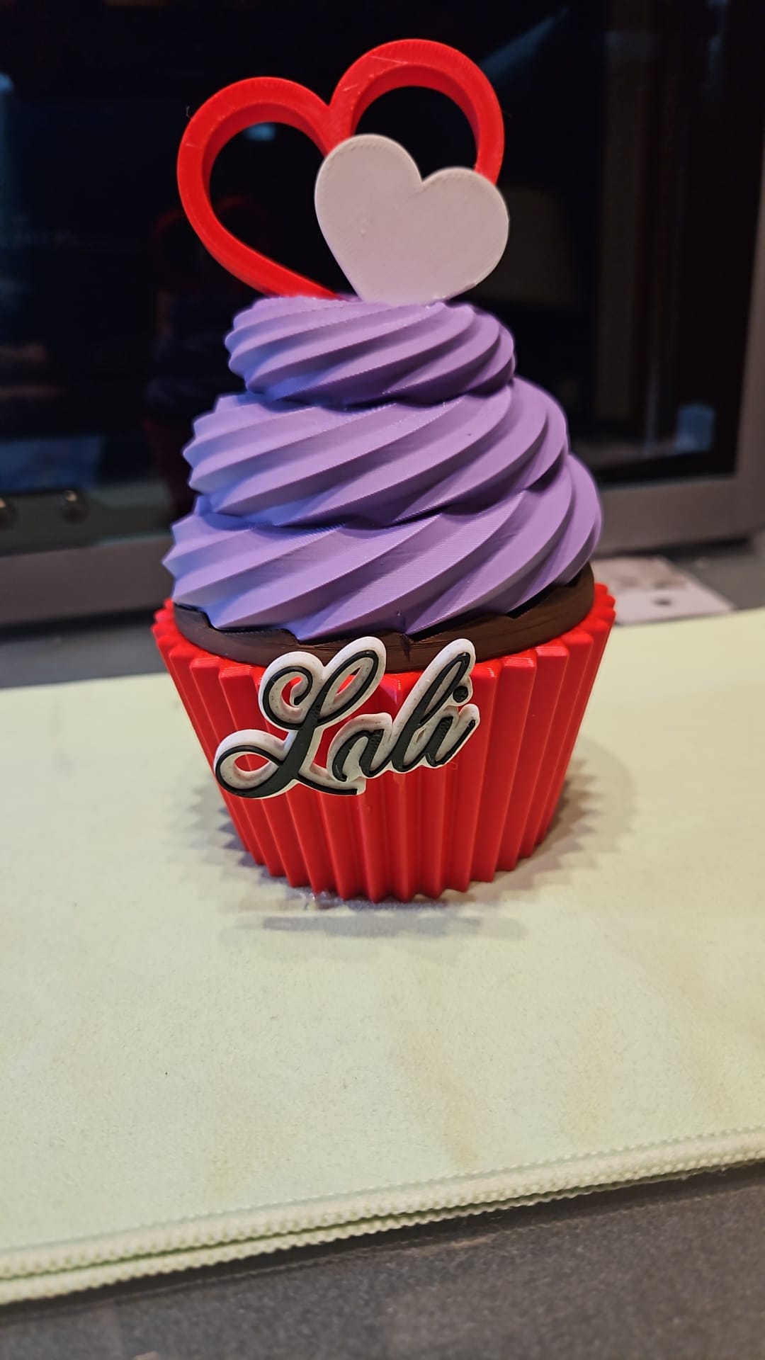 Cupcake decorativo lila con nombre 'Lali' y corazón rojo impreso en 3D
