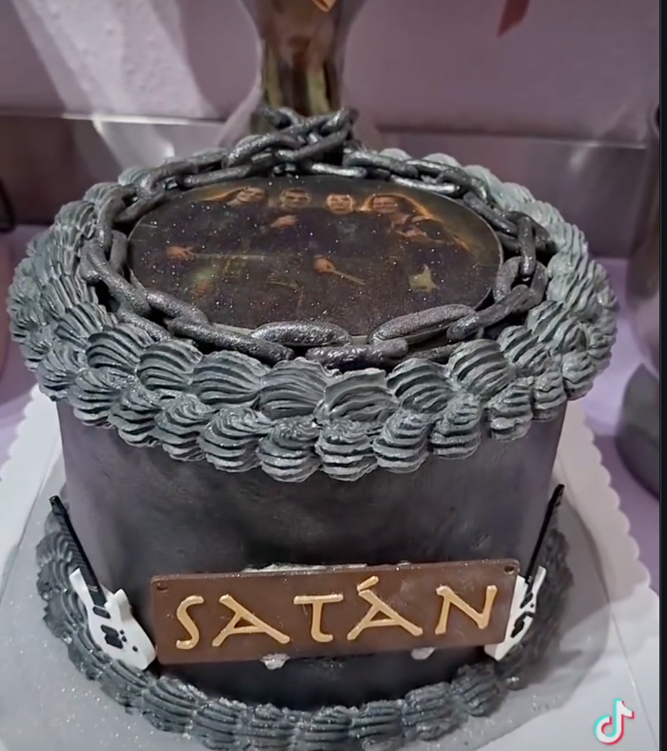 Tarta negra estilo rock con cadenas, guitarras y placa 'SATÁN' impresas en 3D para Lali.reposteria