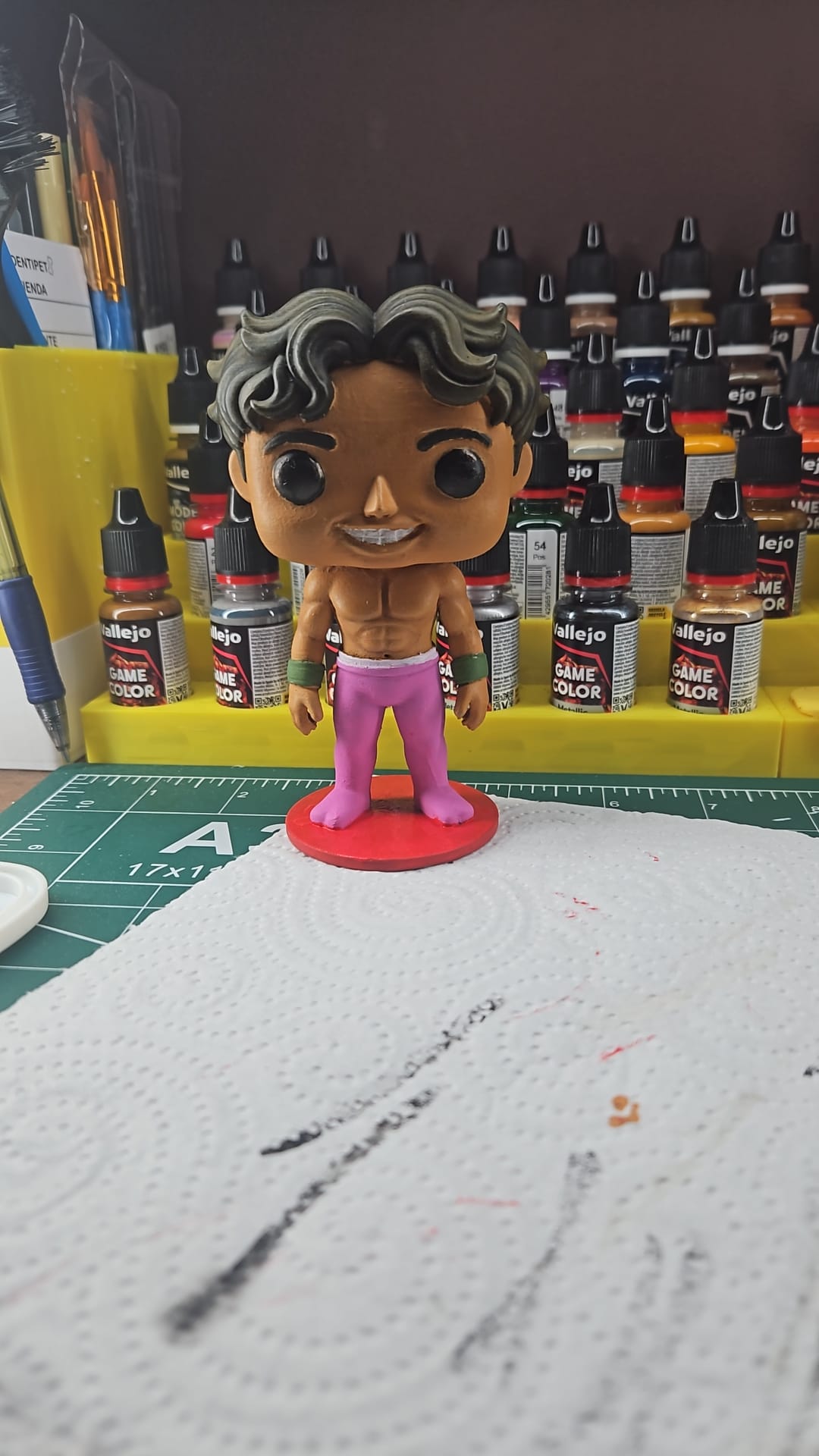 Detalles finos de pintura: ojos, cabello, accesorios