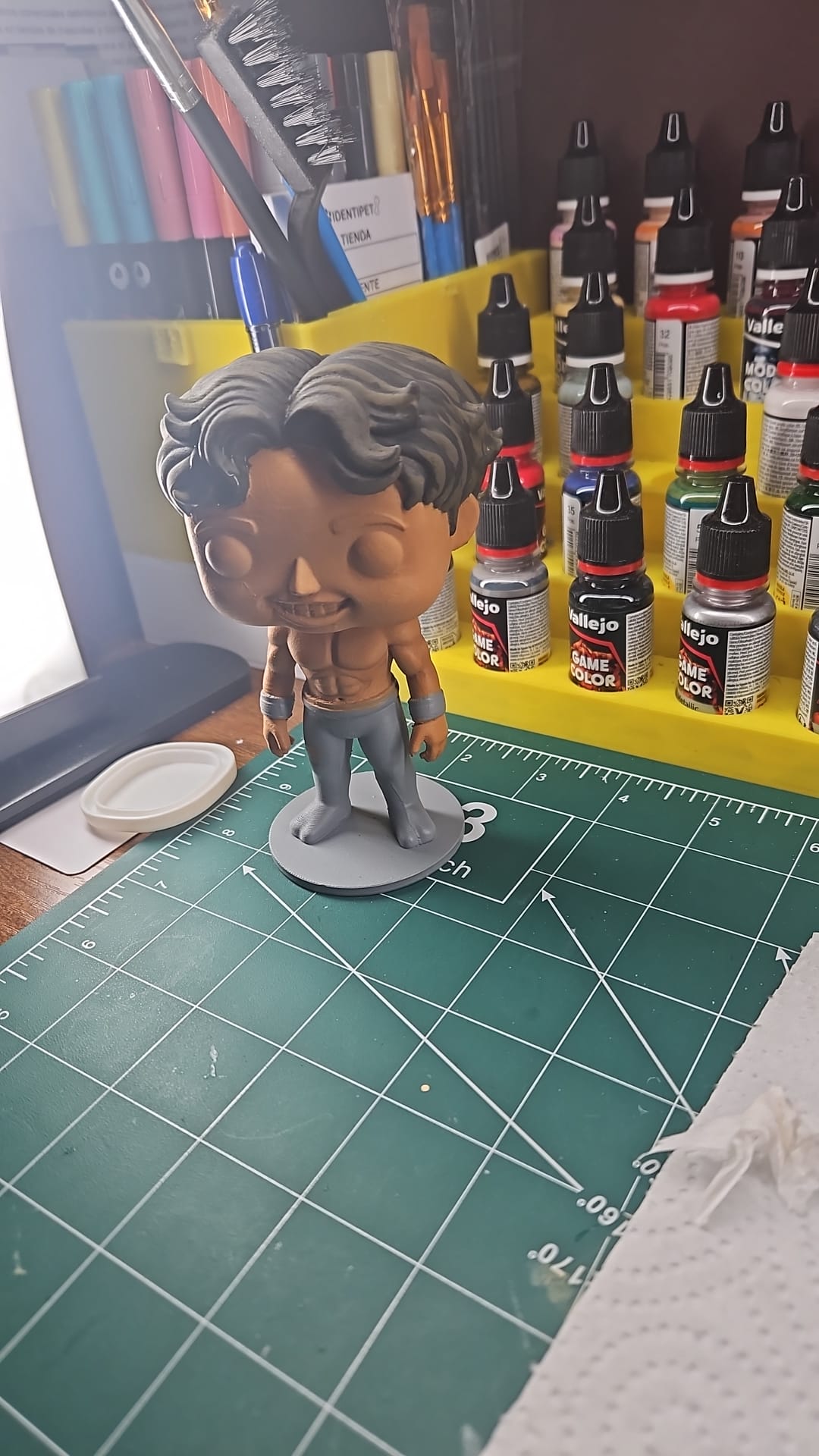 Cuerpo y rostro pintados, detalles base aplicados