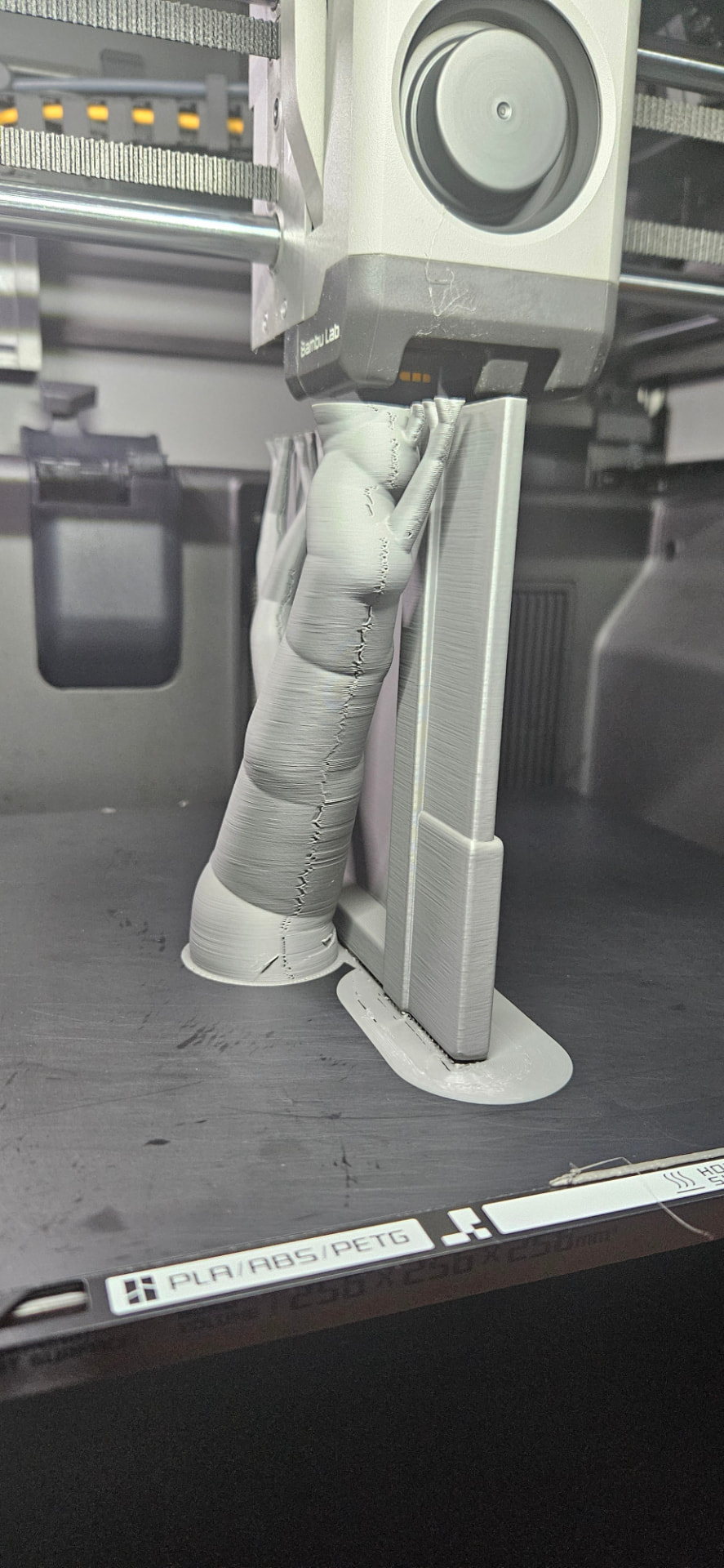 Figura y fachada de El petit racó durante la impresión 3D