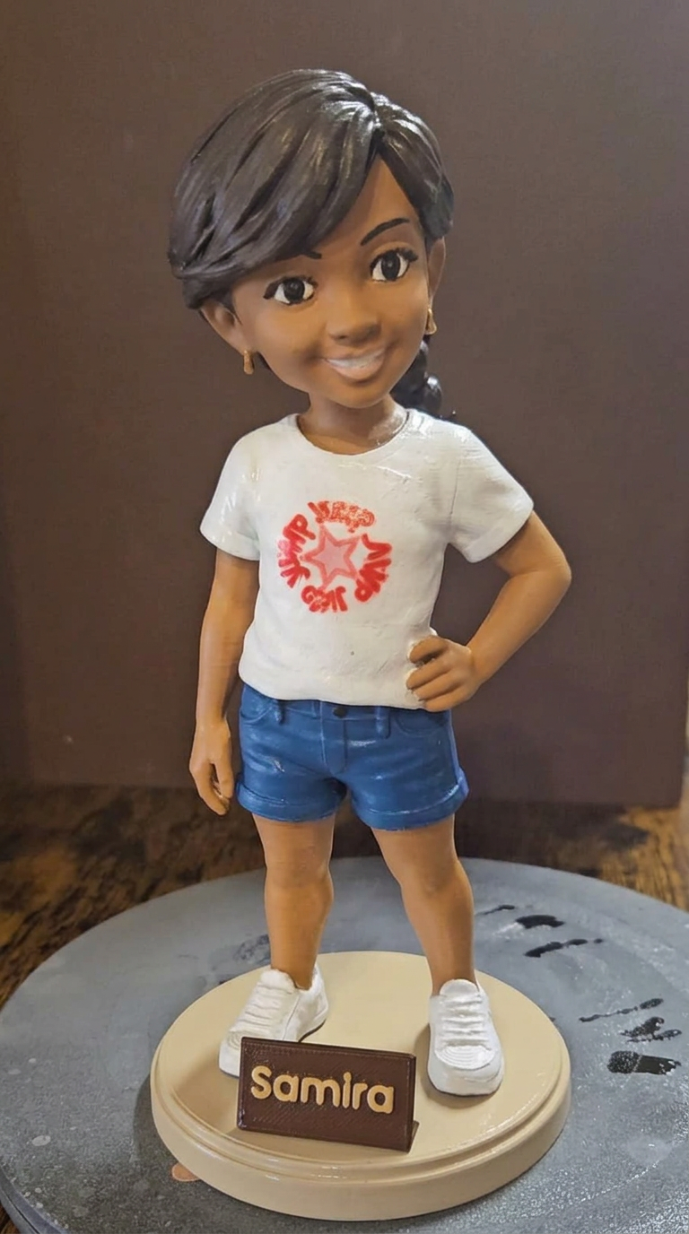 Figura de Samira terminada, pintada a mano con placa con su nombre