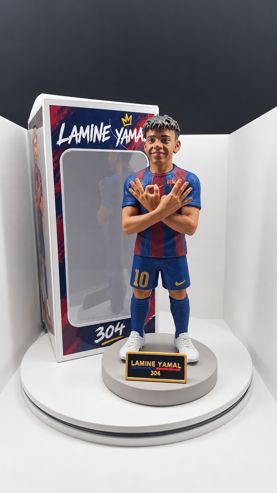 Figura pintada a mano de Lamine Yamal con el gesto 304, junto a su caja personalizada