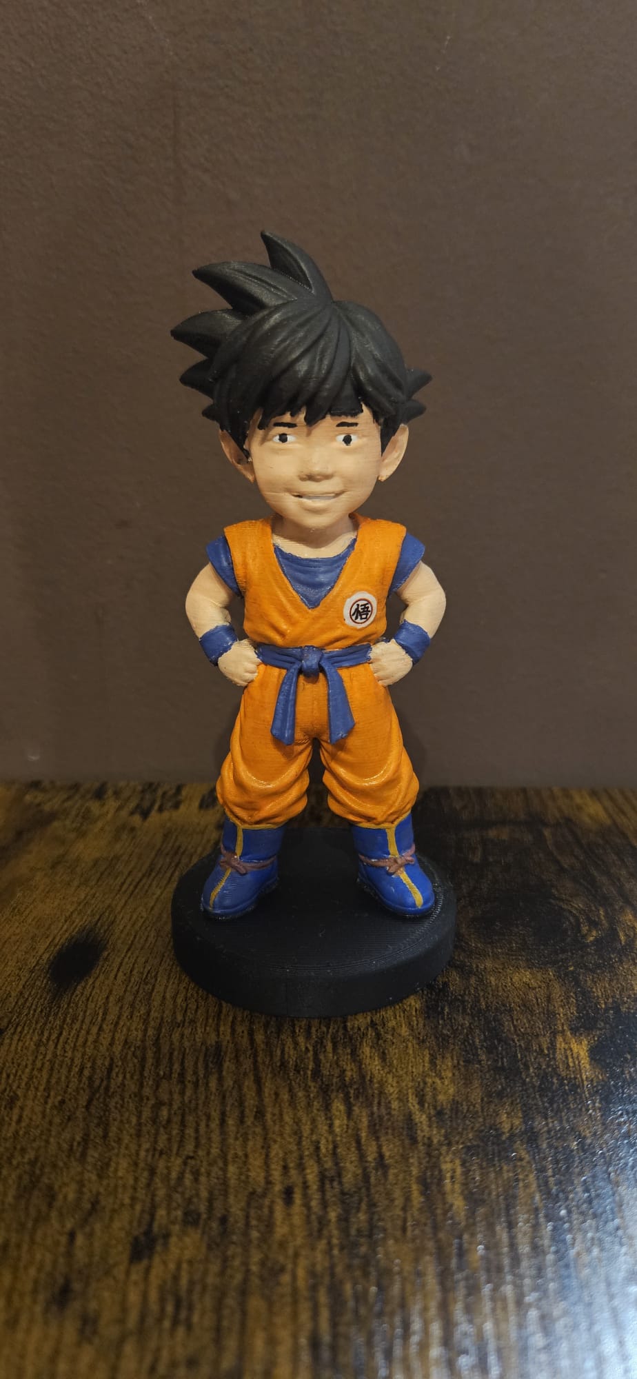 Figura personalizada caracterizada terminada sobre su base negra