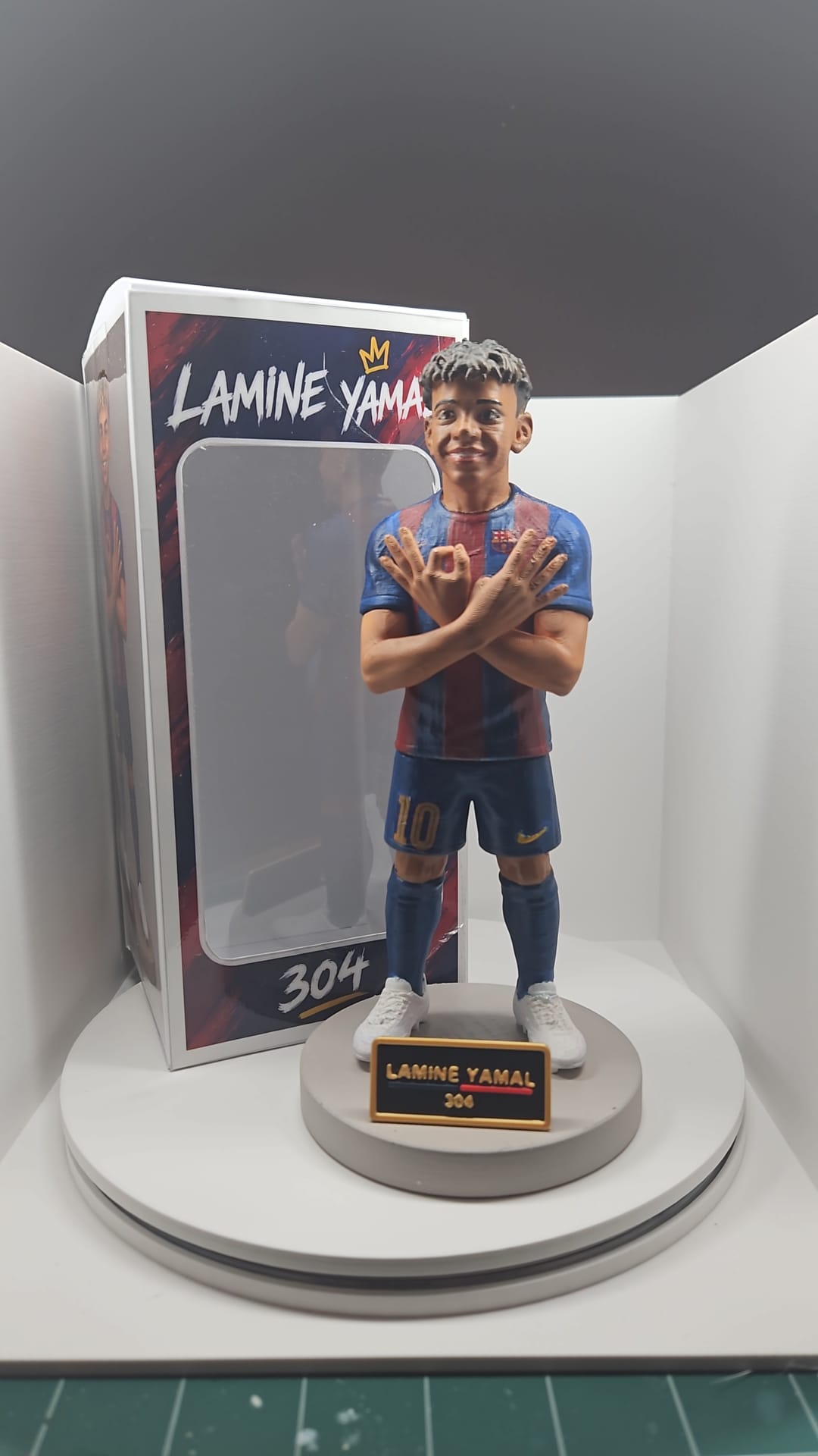 Figura de Lamine Yamal 304 terminada junto a su caja personalizada