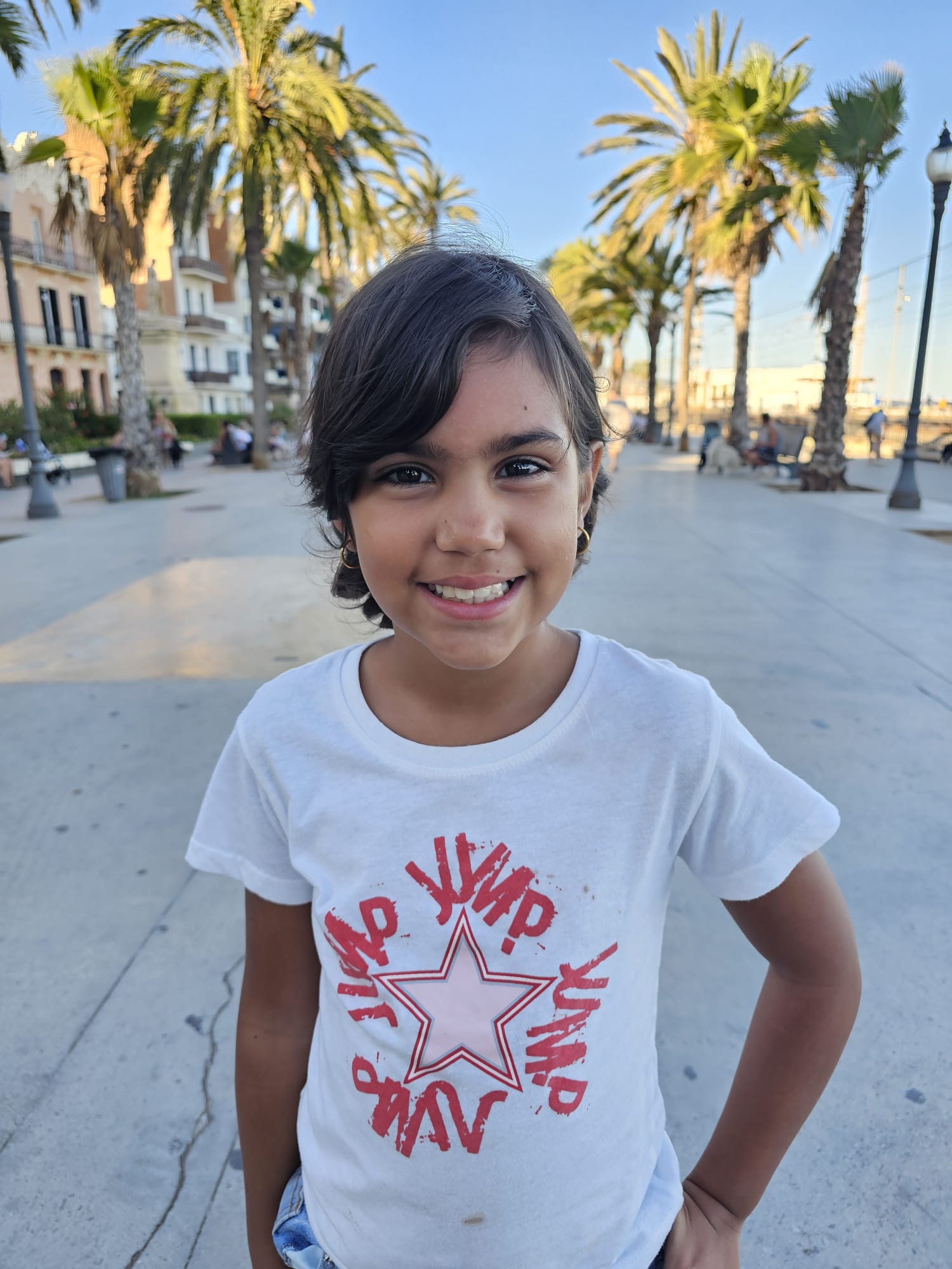 Fotografía original de Samira con camiseta blanca de estrella y pantalón vaquero