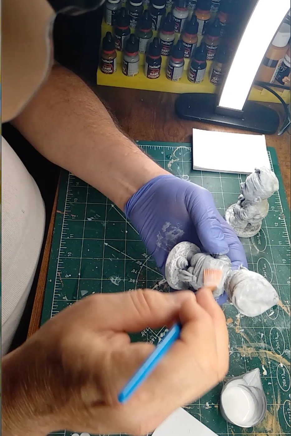 Pintando a mano el caganer impreso en 3D