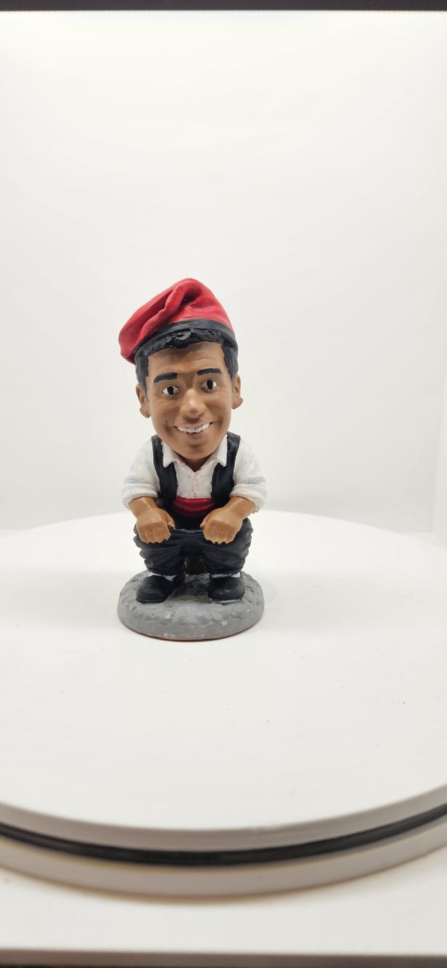 Caganer personalizado terminado junto a su caja navideña