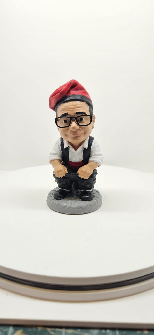 Los dos caganers junto a sus cajas personalizadas