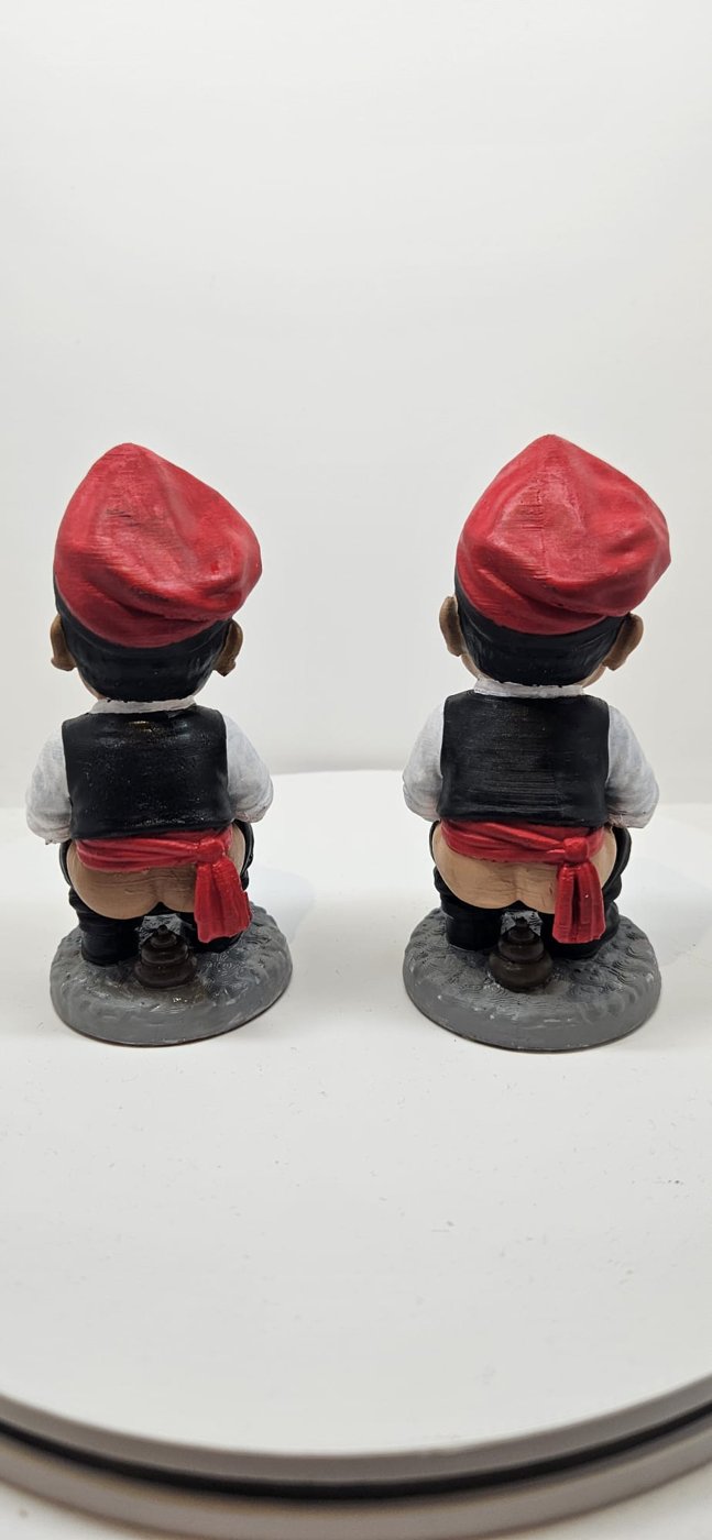 Vista trasera de los caganers con su faja roja